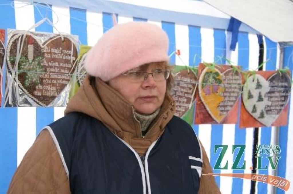 Sestdienas rītā Jelgavā, Hercoga Jēkaba laukumā tika atklāts tradicionālais Ziemassvētku tirdziņš, kurā ikviens varēja iegādāties svētku eglītes, piparkūkas, garšvielas, siltas adītās zeķes un citas noderīgas lietas. Sanākušos izklaidēja...