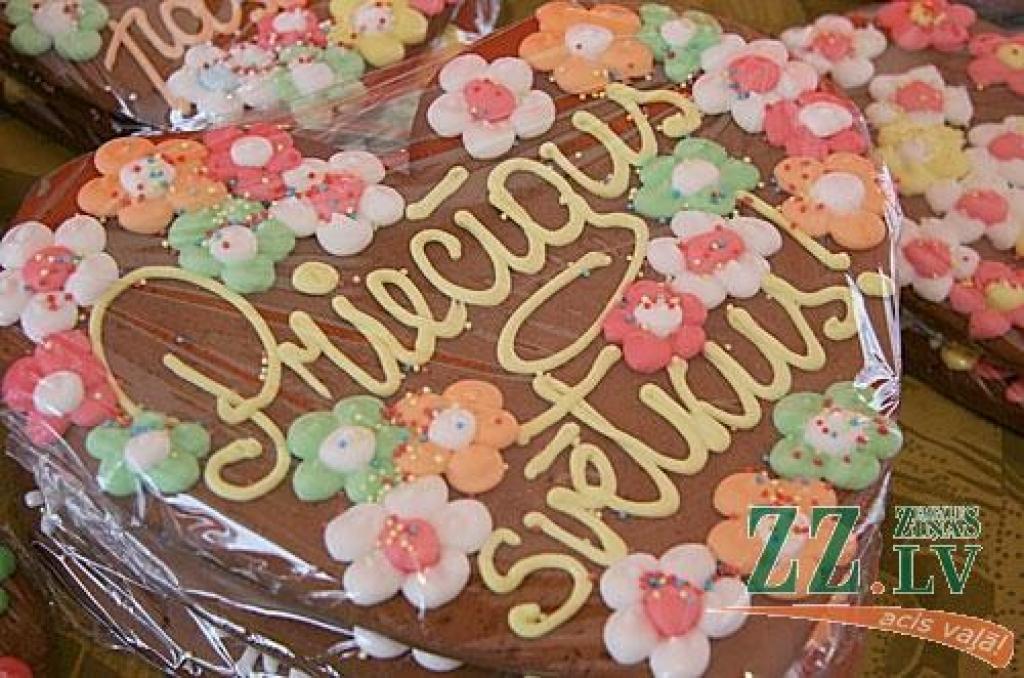 Sestdienas rītā Jelgavā, Hercoga Jēkaba laukumā tika atklāts tradicionālais Ziemassvētku tirdziņš, kurā ikviens varēja iegādāties svētku eglītes, piparkūkas, garšvielas, siltas adītās zeķes un citas noderīgas lietas. Sanākušos izklaidēja...