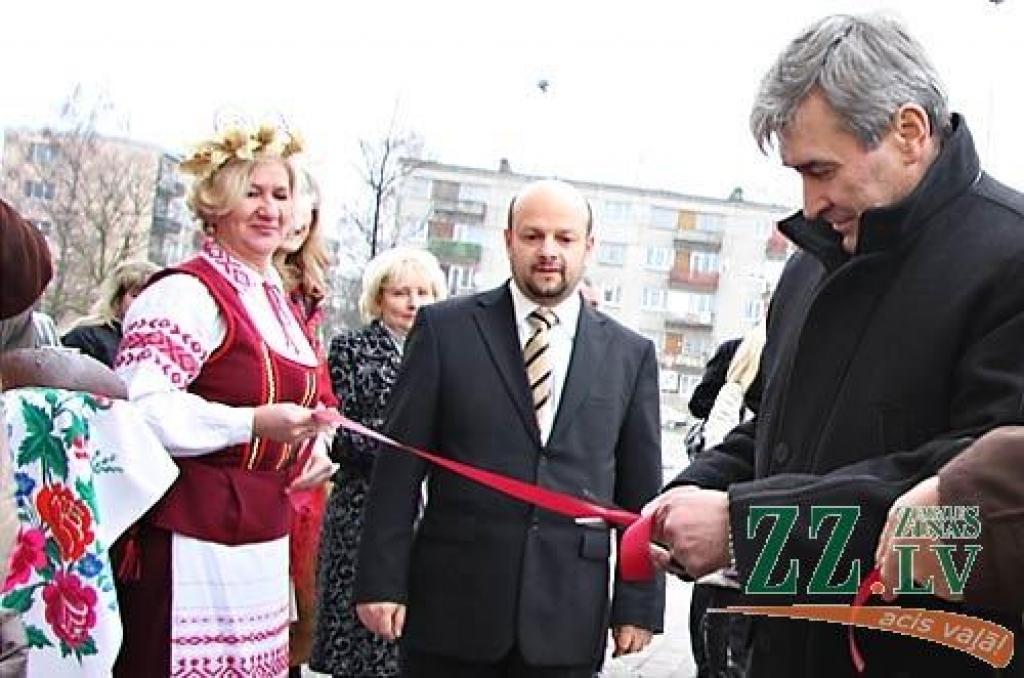 Ceturtdien Jelgavā, biznesa centrā «Zemgale» tika atklāta Baltkrievijas tirdzniecības centra filiāle, un atklāšanas pasākumu apmeklēja arī Baltkrievijas vēstnieks Latvijā Aleksandrs Garasimenko. Tādējādi Jelgava kļuvusi par pirmo reģionālo...