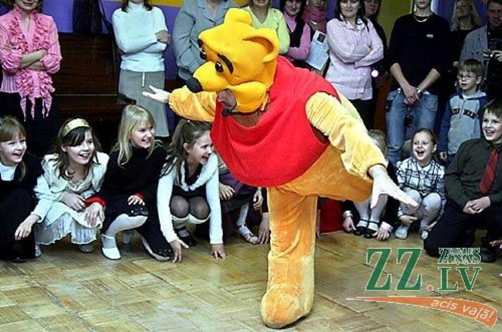 Otrdienas vakarā Ziemassvētku eglīšu laiku atklāja Jelgavas 4.vidusskolas paši mazākie audzēkņi, kuri tuvojošos svētkus svinēja kopā ar Vinniju Pūku, Sivēnu un citiem labi pazīstamās Alana Aleksandra Milna grāmatas varoņiem.