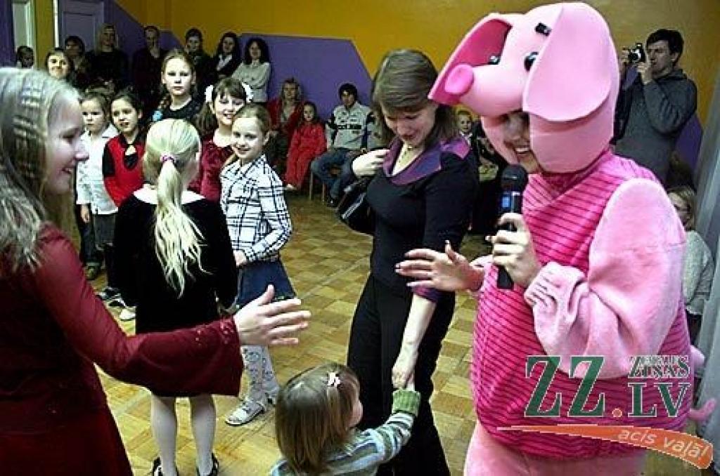 Otrdienas vakarā Ziemassvētku eglīšu laiku atklāja Jelgavas 4.vidusskolas paši mazākie audzēkņi, kuri tuvojošos svētkus svinēja kopā ar Vinniju Pūku, Sivēnu un citiem labi pazīstamās Alana Aleksandra Milna grāmatas varoņiem.