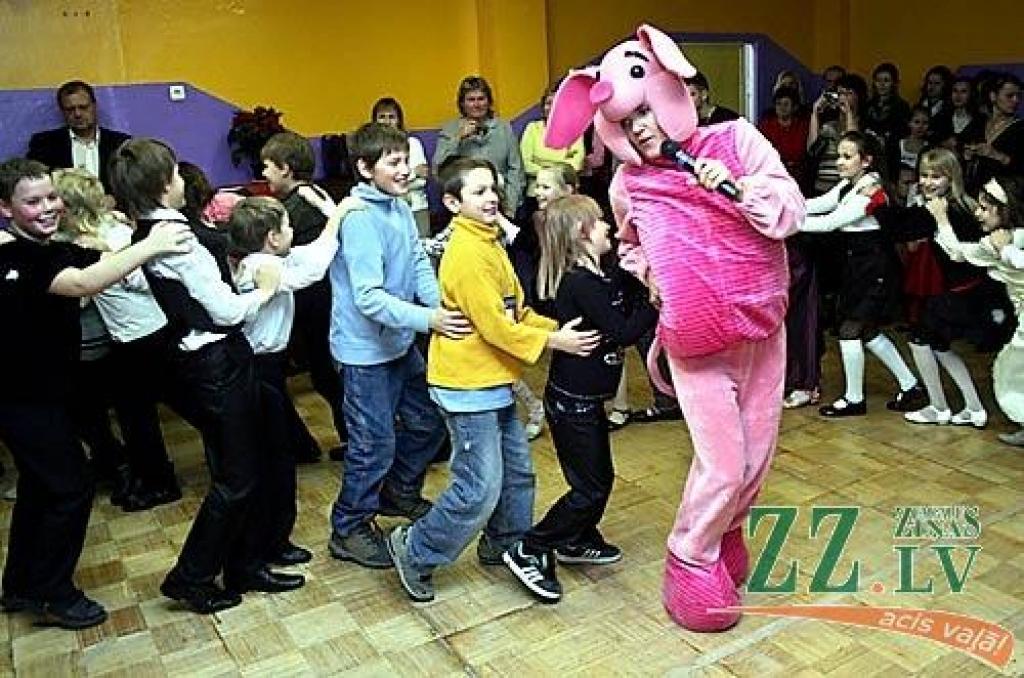 Otrdienas vakarā Ziemassvētku eglīšu laiku atklāja Jelgavas 4.vidusskolas paši mazākie audzēkņi, kuri tuvojošos svētkus svinēja kopā ar Vinniju Pūku, Sivēnu un citiem labi pazīstamās Alana Aleksandra Milna grāmatas varoņiem.