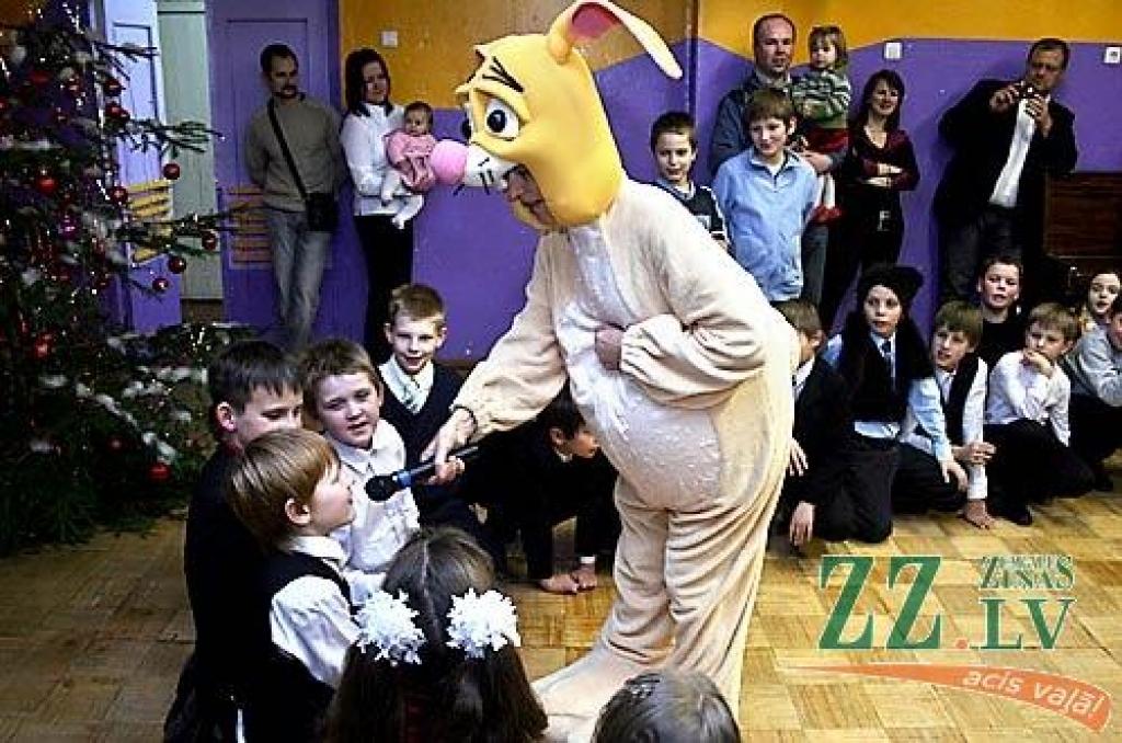 Otrdienas vakarā Ziemassvētku eglīšu laiku atklāja Jelgavas 4.vidusskolas paši mazākie audzēkņi, kuri tuvojošos svētkus svinēja kopā ar Vinniju Pūku, Sivēnu un citiem labi pazīstamās Alana Aleksandra Milna grāmatas varoņiem.