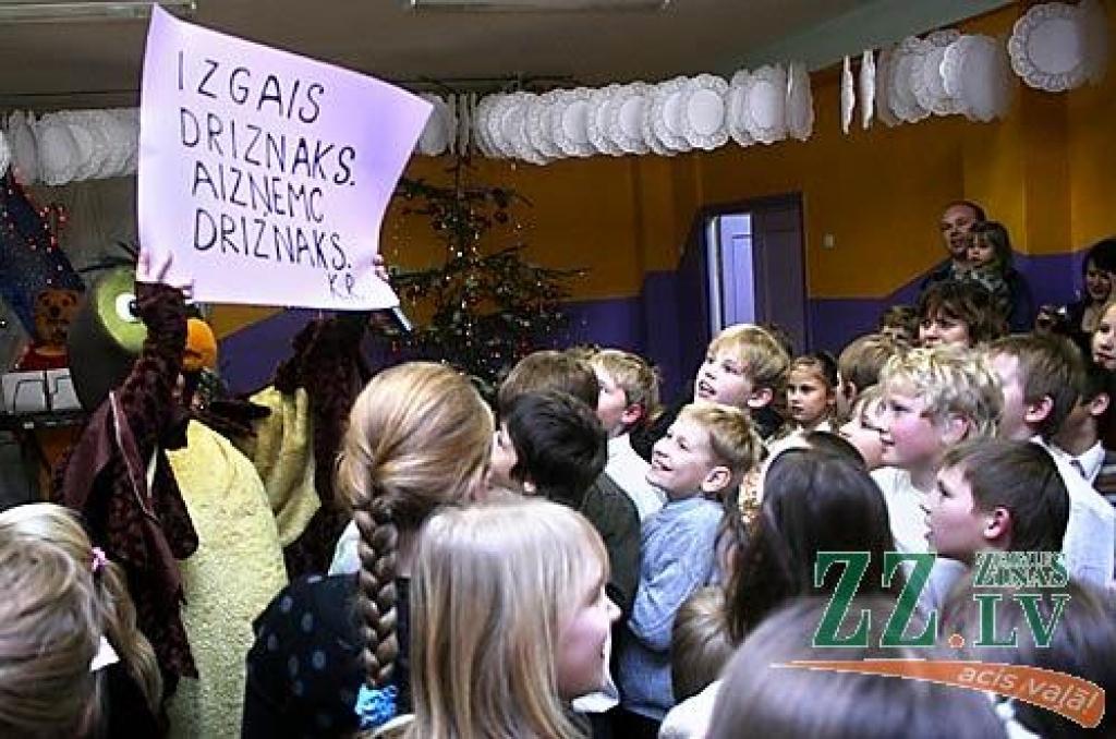 Otrdienas vakarā Ziemassvētku eglīšu laiku atklāja Jelgavas 4.vidusskolas paši mazākie audzēkņi, kuri tuvojošos svētkus svinēja kopā ar Vinniju Pūku, Sivēnu un citiem labi pazīstamās Alana Aleksandra Milna grāmatas varoņiem.