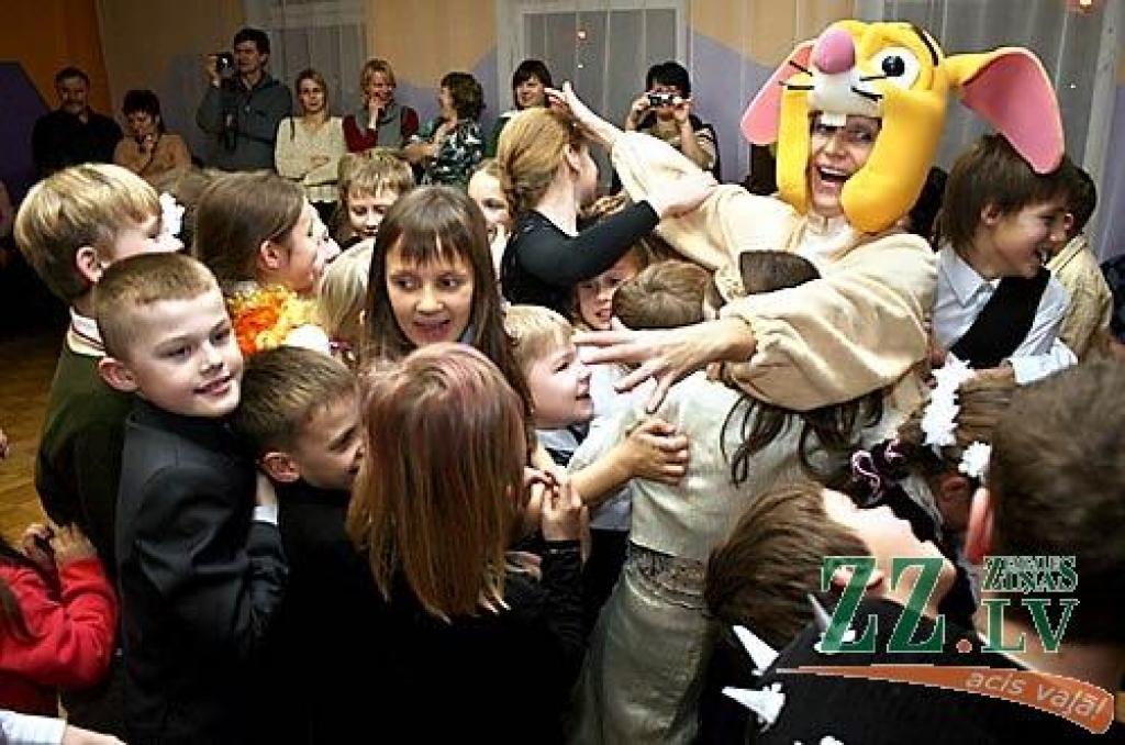 Otrdienas vakarā Ziemassvētku eglīšu laiku atklāja Jelgavas 4.vidusskolas paši mazākie audzēkņi, kuri tuvojošos svētkus svinēja kopā ar Vinniju Pūku, Sivēnu un citiem labi pazīstamās Alana Aleksandra Milna grāmatas varoņiem.