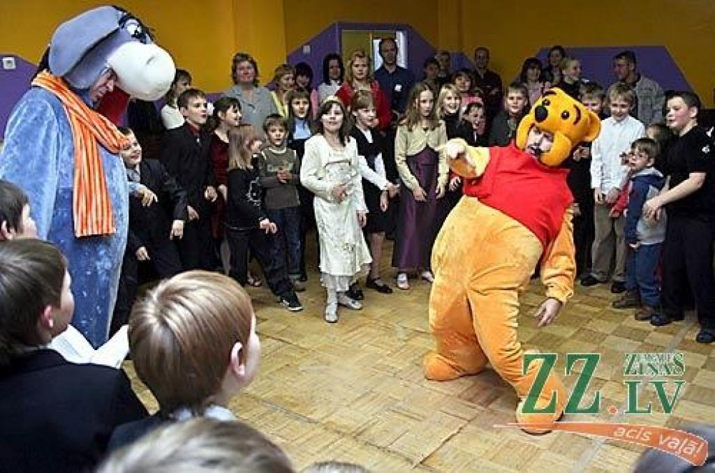 Otrdienas vakarā Ziemassvētku eglīšu laiku atklāja Jelgavas 4.vidusskolas paši mazākie audzēkņi, kuri tuvojošos svētkus svinēja kopā ar Vinniju Pūku, Sivēnu un citiem labi pazīstamās Alana Aleksandra Milna grāmatas varoņiem.