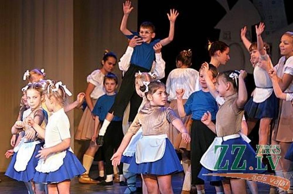 Sestdien Jelgavas kultūras namā divos koncertos skatītājiem pirmo reizi tika piedāvāts projekts - uzvedums «Veiksmes rauši». Tas ir stāsts par cilvēka dzīves veiksmes recepti - kā to radīt, kā nosargāt un kā tajā dalīties ar līdzcilvēkiem....