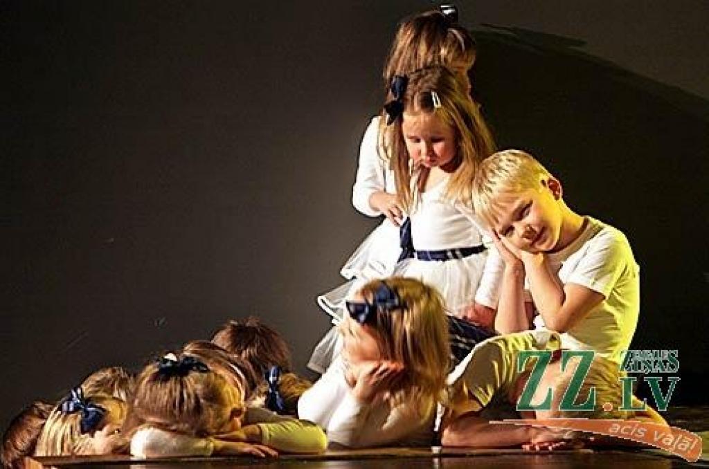Sestdien Jelgavas kultūras namā divos koncertos skatītājiem pirmo reizi tika piedāvāts projekts - uzvedums «Veiksmes rauši». Tas ir stāsts par cilvēka dzīves veiksmes recepti - kā to radīt, kā nosargāt un kā tajā dalīties ar līdzcilvēkiem....