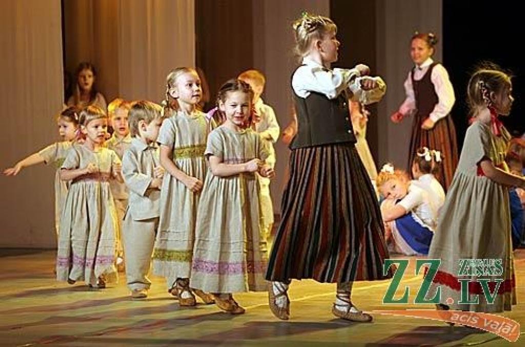 Sestdien Jelgavas kultūras namā divos koncertos skatītājiem pirmo reizi tika piedāvāts projekts - uzvedums «Veiksmes rauši». Tas ir stāsts par cilvēka dzīves veiksmes recepti - kā to radīt, kā nosargāt un kā tajā dalīties ar līdzcilvēkiem....