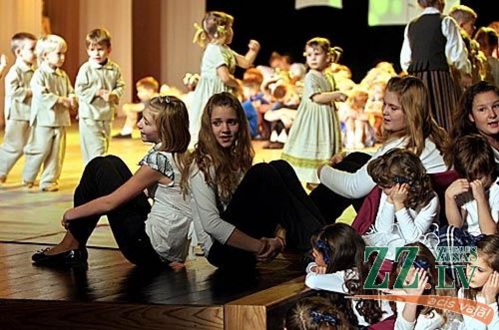 Sestdien Jelgavas kultūras namā divos koncertos skatītājiem pirmo reizi tika piedāvāts projekts - uzvedums «Veiksmes rauši». Tas ir stāsts par cilvēka dzīves veiksmes recepti - kā to radīt, kā nosargāt un kā tajā dalīties ar līdzcilvēkiem....