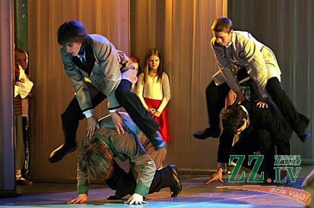 Sestdien Jelgavas kultūras namā divos koncertos skatītājiem pirmo reizi tika piedāvāts projekts - uzvedums «Veiksmes rauši». Tas ir stāsts par cilvēka dzīves veiksmes recepti - kā to radīt, kā nosargāt un kā tajā dalīties ar līdzcilvēkiem....