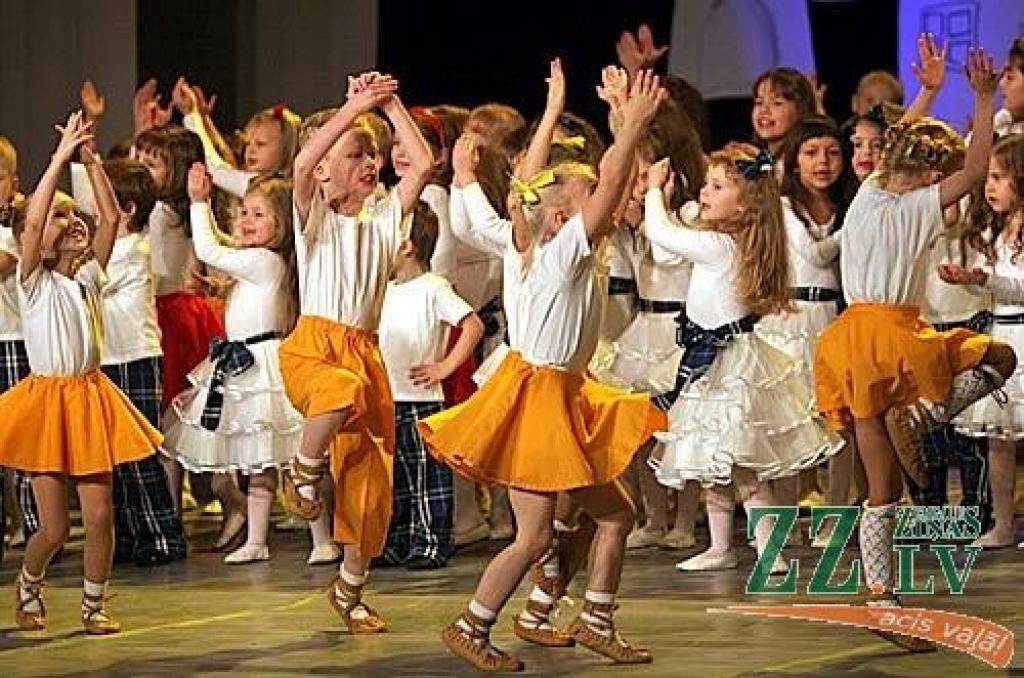 Sestdien Jelgavas kultūras namā divos koncertos skatītājiem pirmo reizi tika piedāvāts projekts - uzvedums «Veiksmes rauši». Tas ir stāsts par cilvēka dzīves veiksmes recepti - kā to radīt, kā nosargāt un kā tajā dalīties ar līdzcilvēkiem....