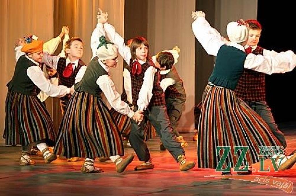 Sestdien Jelgavas kultūras namā divos koncertos skatītājiem pirmo reizi tika piedāvāts projekts - uzvedums «Veiksmes rauši». Tas ir stāsts par cilvēka dzīves veiksmes recepti - kā to radīt, kā nosargāt un kā tajā dalīties ar līdzcilvēkiem....