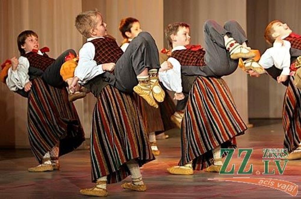Sestdien Jelgavas kultūras namā divos koncertos skatītājiem pirmo reizi tika piedāvāts projekts - uzvedums «Veiksmes rauši». Tas ir stāsts par cilvēka dzīves veiksmes recepti - kā to radīt, kā nosargāt un kā tajā dalīties ar līdzcilvēkiem....