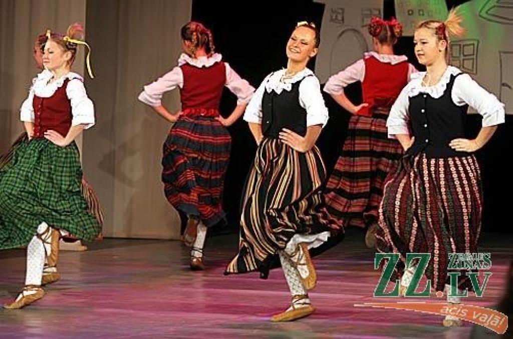 Sestdien Jelgavas kultūras namā divos koncertos skatītājiem pirmo reizi tika piedāvāts projekts - uzvedums «Veiksmes rauši». Tas ir stāsts par cilvēka dzīves veiksmes recepti - kā to radīt, kā nosargāt un kā tajā dalīties ar līdzcilvēkiem....