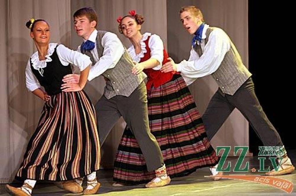 Sestdien Jelgavas kultūras namā divos koncertos skatītājiem pirmo reizi tika piedāvāts projekts - uzvedums «Veiksmes rauši». Tas ir stāsts par cilvēka dzīves veiksmes recepti - kā to radīt, kā nosargāt un kā tajā dalīties ar līdzcilvēkiem....