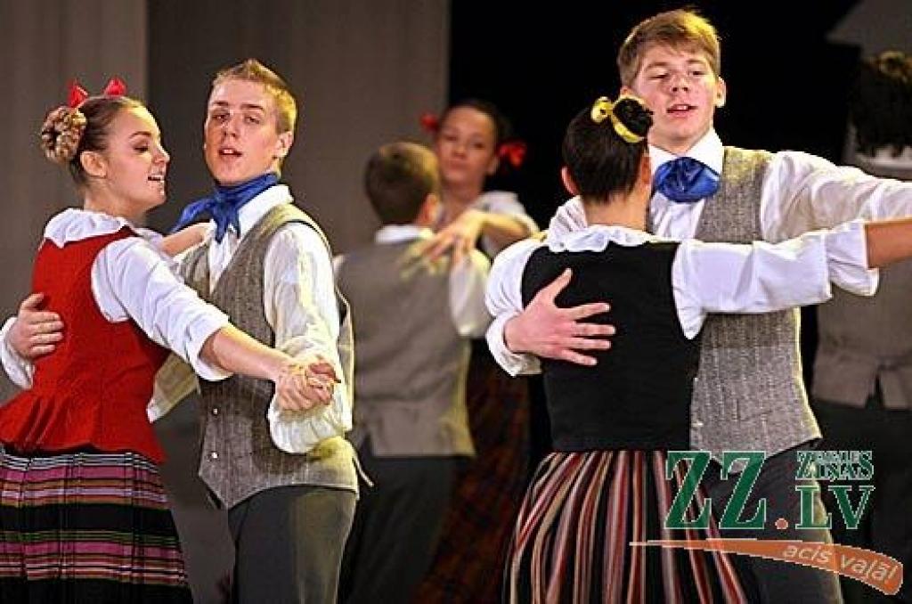 Sestdien Jelgavas kultūras namā divos koncertos skatītājiem pirmo reizi tika piedāvāts projekts - uzvedums «Veiksmes rauši». Tas ir stāsts par cilvēka dzīves veiksmes recepti - kā to radīt, kā nosargāt un kā tajā dalīties ar līdzcilvēkiem....