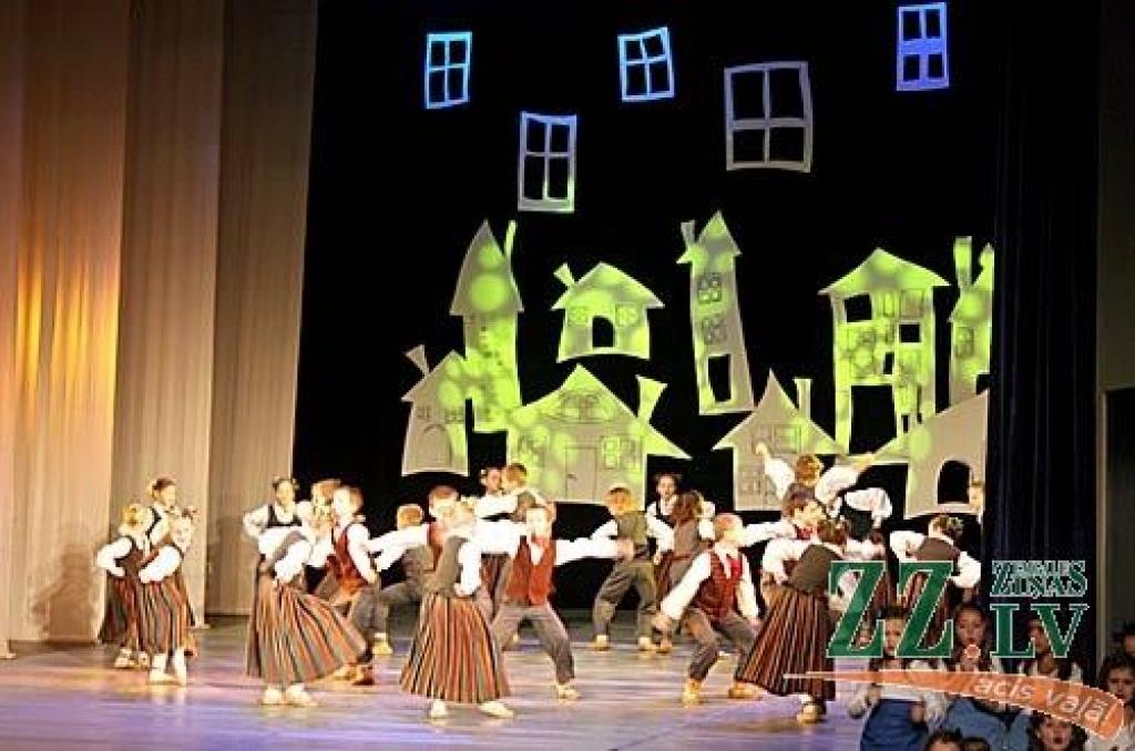 Sestdien Jelgavas kultūras namā divos koncertos skatītājiem pirmo reizi tika piedāvāts projekts - uzvedums «Veiksmes rauši». Tas ir stāsts par cilvēka dzīves veiksmes recepti - kā to radīt, kā nosargāt un kā tajā dalīties ar līdzcilvēkiem....