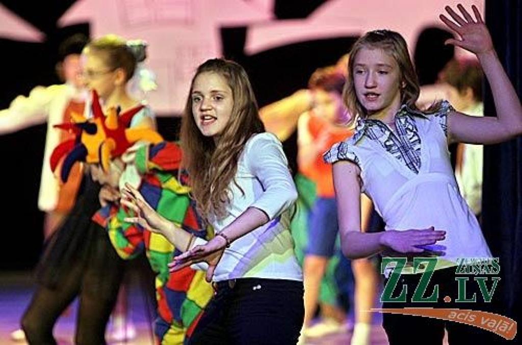 Sestdien Jelgavas kultūras namā divos koncertos skatītājiem pirmo reizi tika piedāvāts projekts - uzvedums «Veiksmes rauši». Tas ir stāsts par cilvēka dzīves veiksmes recepti - kā to radīt, kā nosargāt un kā tajā dalīties ar līdzcilvēkiem....