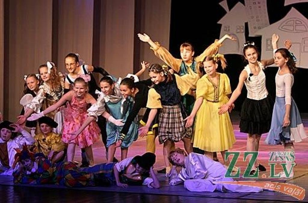 Sestdien Jelgavas kultūras namā divos koncertos skatītājiem pirmo reizi tika piedāvāts projekts - uzvedums «Veiksmes rauši». Tas ir stāsts par cilvēka dzīves veiksmes recepti - kā to radīt, kā nosargāt un kā tajā dalīties ar līdzcilvēkiem....