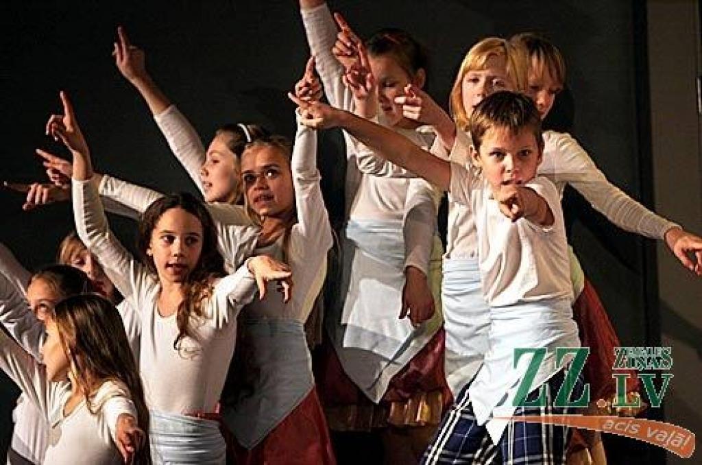 Sestdien Jelgavas kultūras namā divos koncertos skatītājiem pirmo reizi tika piedāvāts projekts - uzvedums «Veiksmes rauši». Tas ir stāsts par cilvēka dzīves veiksmes recepti - kā to radīt, kā nosargāt un kā tajā dalīties ar līdzcilvēkiem....