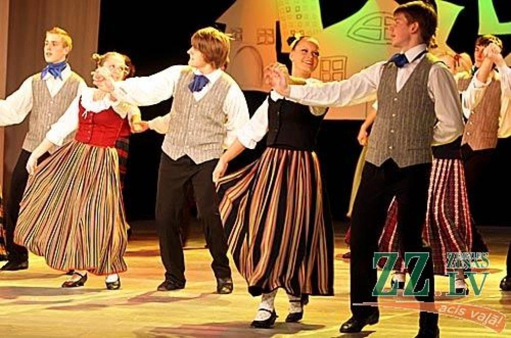 Sestdien Jelgavas kultūras namā divos koncertos skatītājiem pirmo reizi tika piedāvāts projekts - uzvedums «Veiksmes rauši». Tas ir stāsts par cilvēka dzīves veiksmes recepti - kā to radīt, kā nosargāt un kā tajā dalīties ar līdzcilvēkiem....