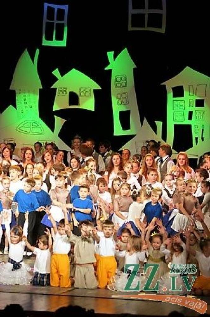 Sestdien Jelgavas kultūras namā divos koncertos skatītājiem pirmo reizi tika piedāvāts projekts - uzvedums «Veiksmes rauši». Tas ir stāsts par cilvēka dzīves veiksmes recepti - kā to radīt, kā nosargāt un kā tajā dalīties ar līdzcilvēkiem....