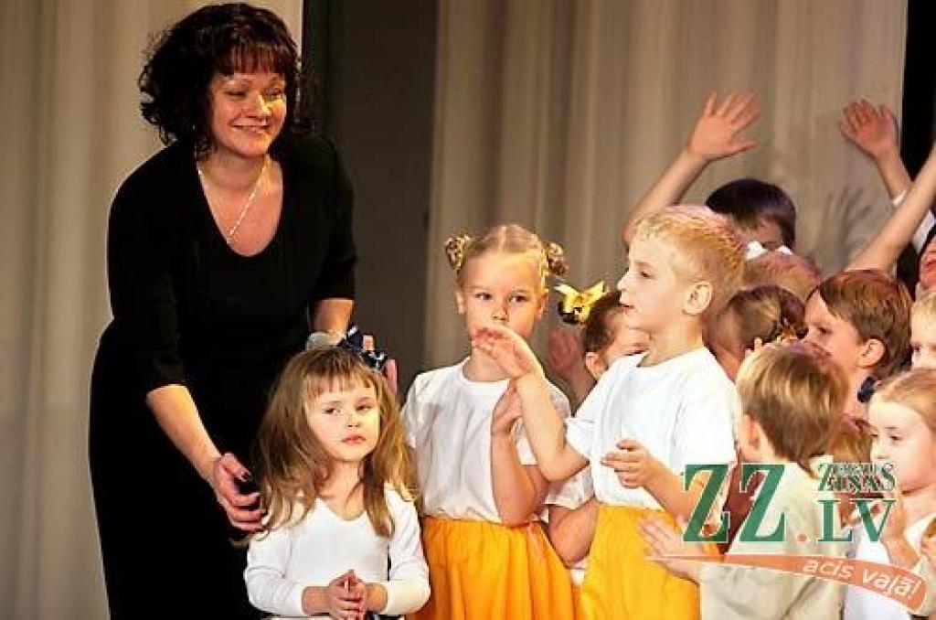 Sestdien Jelgavas kultūras namā divos koncertos skatītājiem pirmo reizi tika piedāvāts projekts - uzvedums «Veiksmes rauši». Tas ir stāsts par cilvēka dzīves veiksmes recepti - kā to radīt, kā nosargāt un kā tajā dalīties ar līdzcilvēkiem....