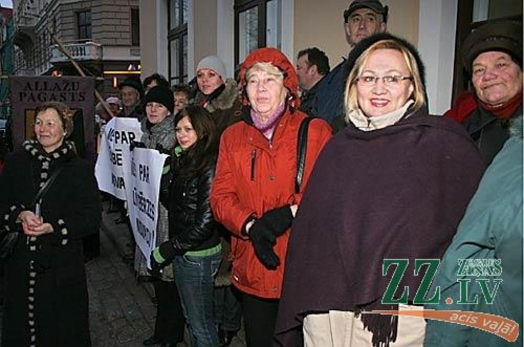 Ceturtdienas rītā vairāk nekā 1000 piketētāju pie Saeimas pauda savu noraidošo attieksmi pret gaidāmo reģionālo reformu. Viņu vidū bija arī Jelgavas rajona pārstāvji.
