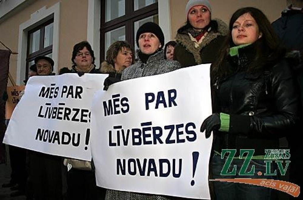Ceturtdienas rītā vairāk nekā 1000 piketētāju pie Saeimas pauda savu noraidošo attieksmi pret gaidāmo reģionālo reformu. Viņu vidū bija arī Jelgavas rajona pārstāvji.
