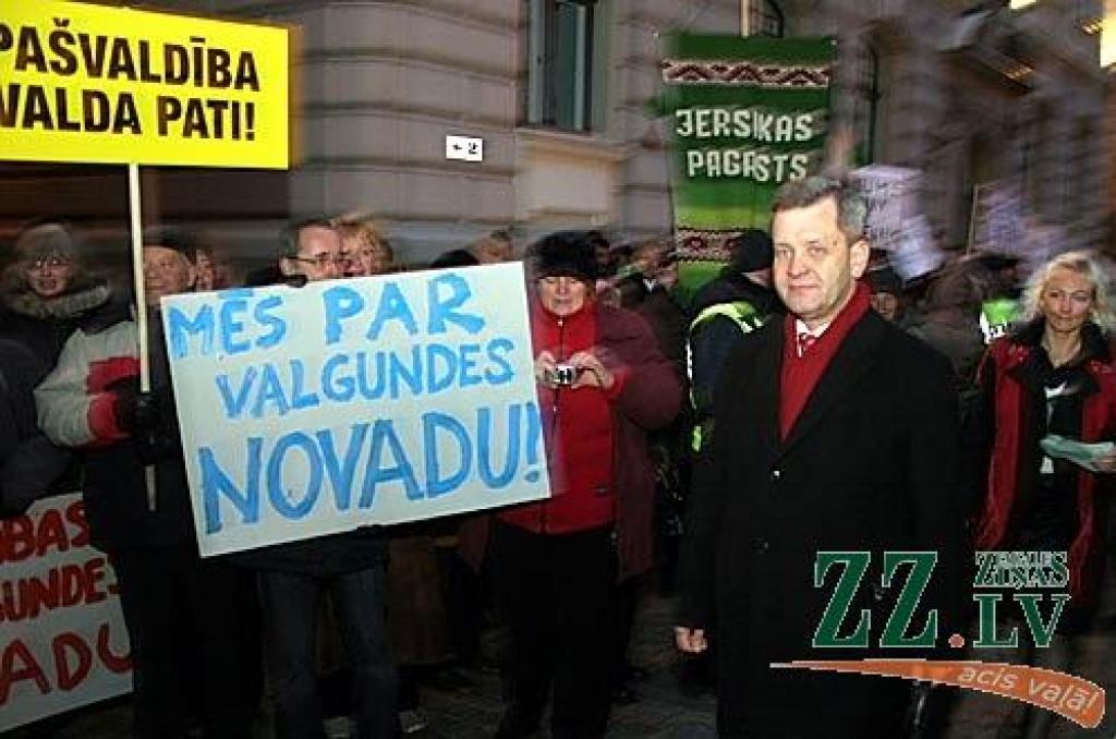Ceturtdienas rītā vairāk nekā 1000 piketētāju pie Saeimas pauda savu noraidošo attieksmi pret gaidāmo reģionālo reformu. Viņu vidū bija arī Jelgavas rajona pārstāvji.
