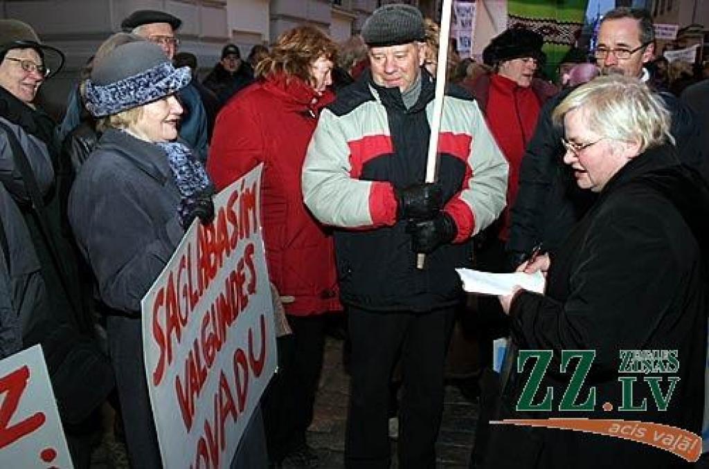 Ceturtdienas rītā vairāk nekā 1000 piketētāju pie Saeimas pauda savu noraidošo attieksmi pret gaidāmo reģionālo reformu. Viņu vidū bija arī Jelgavas rajona pārstāvji.
