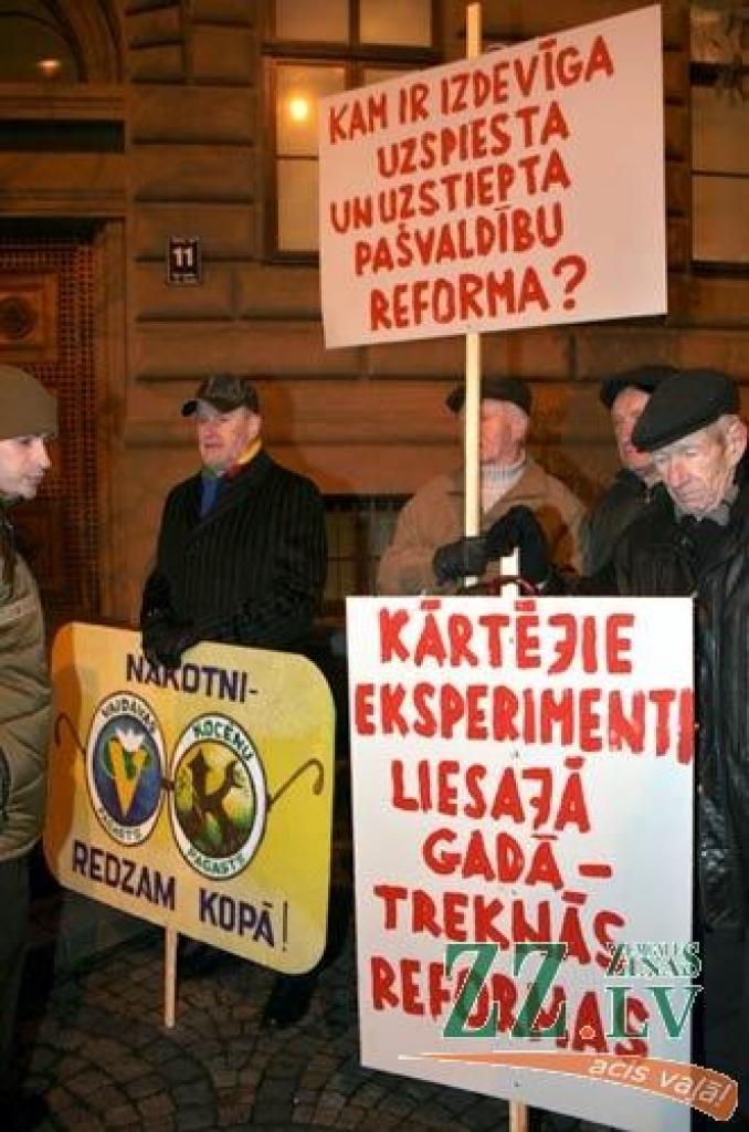 Ceturtdienas rītā vairāk nekā 1000 piketētāju pie Saeimas pauda savu noraidošo attieksmi pret gaidāmo reģionālo reformu. Viņu vidū bija arī Jelgavas rajona pārstāvji.
