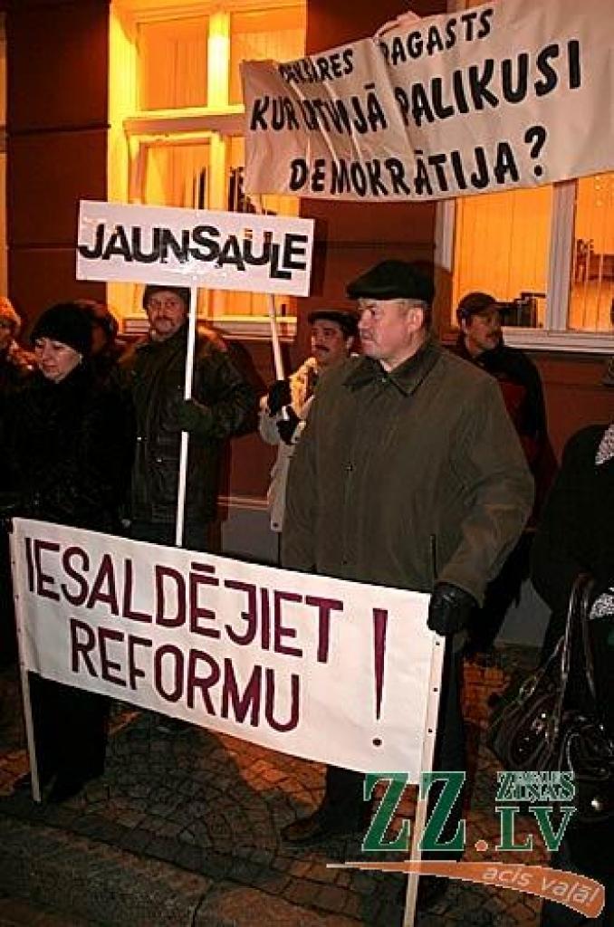 Ceturtdienas rītā vairāk nekā 1000 piketētāju pie Saeimas pauda savu noraidošo attieksmi pret gaidāmo reģionālo reformu. Viņu vidū bija arī Jelgavas rajona pārstāvji.

