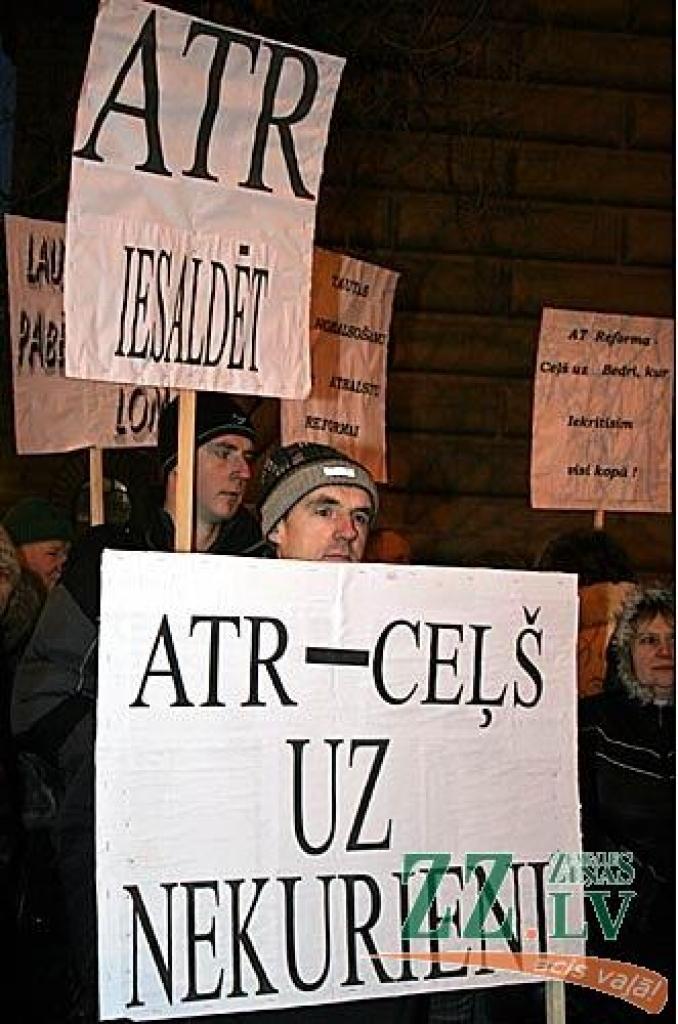 Ceturtdienas rītā vairāk nekā 1000 piketētāju pie Saeimas pauda savu noraidošo attieksmi pret gaidāmo reģionālo reformu. Viņu vidū bija arī Jelgavas rajona pārstāvji.
