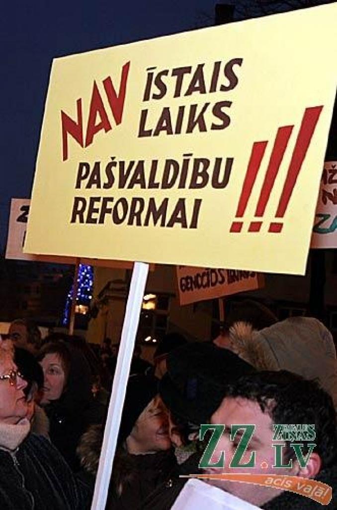 Ceturtdienas rītā vairāk nekā 1000 piketētāju pie Saeimas pauda savu noraidošo attieksmi pret gaidāmo reģionālo reformu. Viņu vidū bija arī Jelgavas rajona pārstāvji.
