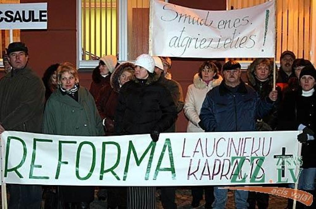 Ceturtdienas rītā vairāk nekā 1000 piketētāju pie Saeimas pauda savu noraidošo attieksmi pret gaidāmo reģionālo reformu. Viņu vidū bija arī Jelgavas rajona pārstāvji.
