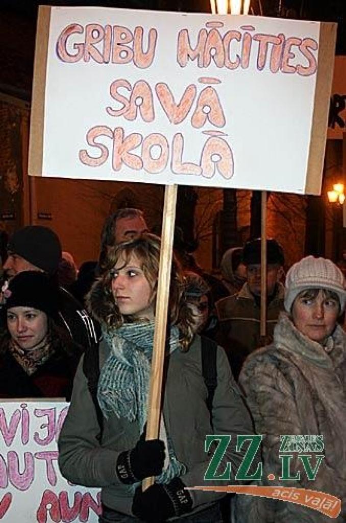 Ceturtdienas rītā vairāk nekā 1000 piketētāju pie Saeimas pauda savu noraidošo attieksmi pret gaidāmo reģionālo reformu. Viņu vidū bija arī Jelgavas rajona pārstāvji.
