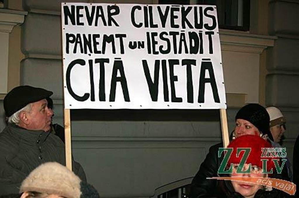 Ceturtdienas rītā vairāk nekā 1000 piketētāju pie Saeimas pauda savu noraidošo attieksmi pret gaidāmo reģionālo reformu. Viņu vidū bija arī Jelgavas rajona pārstāvji.

