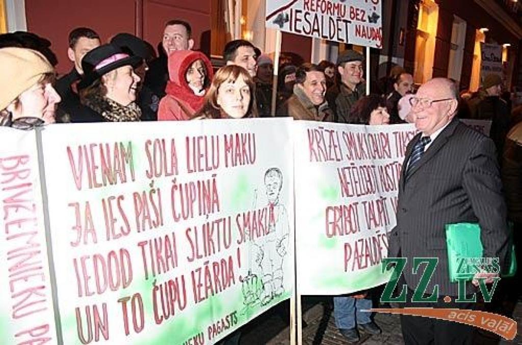 Ceturtdienas rītā vairāk nekā 1000 piketētāju pie Saeimas pauda savu noraidošo attieksmi pret gaidāmo reģionālo reformu. Viņu vidū bija arī Jelgavas rajona pārstāvji.
