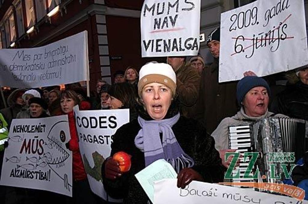 Ceturtdienas rītā vairāk nekā 1000 piketētāju pie Saeimas pauda savu noraidošo attieksmi pret gaidāmo reģionālo reformu. Viņu vidū bija arī Jelgavas rajona pārstāvji.
