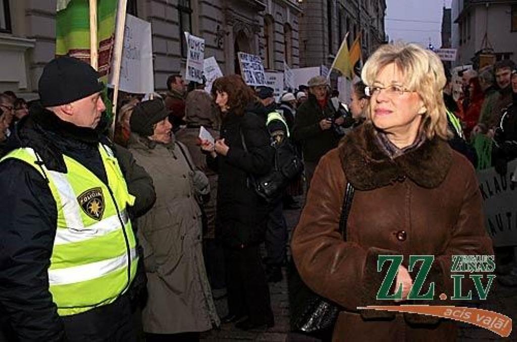 Ceturtdienas rītā vairāk nekā 1000 piketētāju pie Saeimas pauda savu noraidošo attieksmi pret gaidāmo reģionālo reformu. Viņu vidū bija arī Jelgavas rajona pārstāvji.

