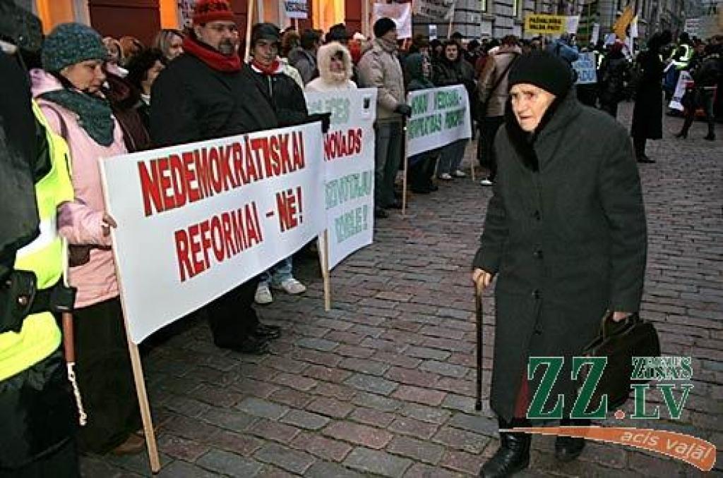 Ceturtdienas rītā vairāk nekā 1000 piketētāju pie Saeimas pauda savu noraidošo attieksmi pret gaidāmo reģionālo reformu. Viņu vidū bija arī Jelgavas rajona pārstāvji.
