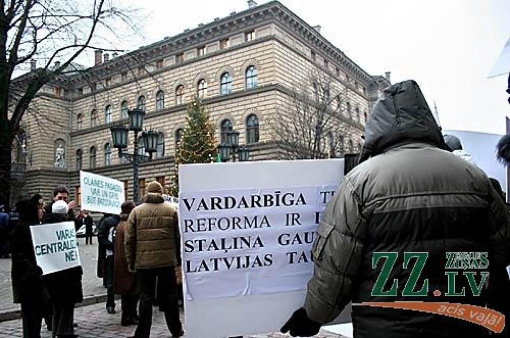 Ceturtdienas rītā vairāk nekā 1000 piketētāju pie Saeimas pauda savu noraidošo attieksmi pret gaidāmo reģionālo reformu. Viņu vidū bija arī Jelgavas rajona pārstāvji.
