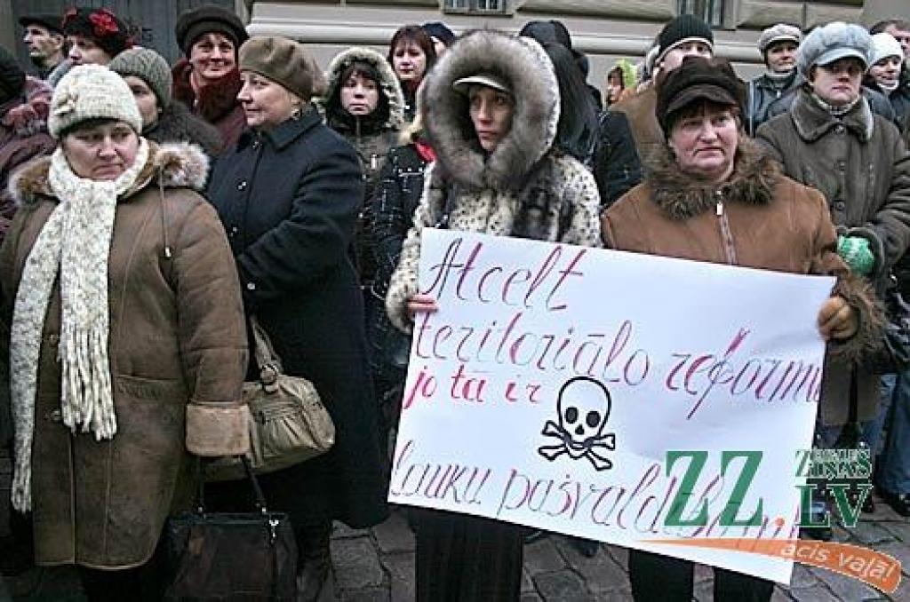 Ceturtdienas rītā vairāk nekā 1000 piketētāju pie Saeimas pauda savu noraidošo attieksmi pret gaidāmo reģionālo reformu. Viņu vidū bija arī Jelgavas rajona pārstāvji.
