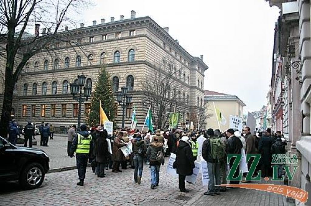 Ceturtdienas rītā vairāk nekā 1000 piketētāju pie Saeimas pauda savu noraidošo attieksmi pret gaidāmo reģionālo reformu. Viņu vidū bija arī Jelgavas rajona pārstāvji.
