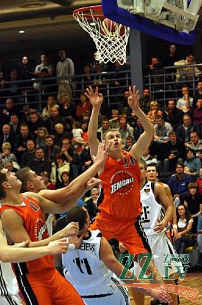Sestdienas vakarā Jelgavas Sporta hallē BK «Zemgale» aizvadīja kārtējo Latvijas Basketbola līgas 1.divīzijas spēli pret Valda Valtera trenēto komandu «VEF Rīga», izcīnot lielisku uzvaru ar rezultātu 89:79.