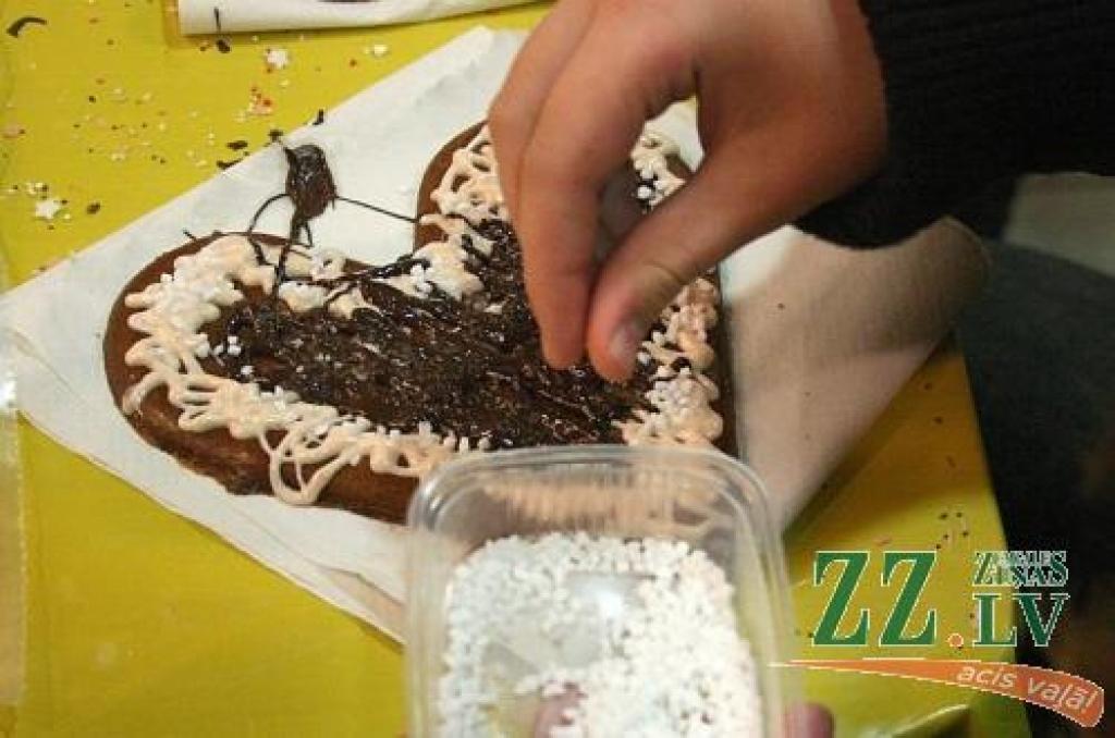 Gatavojoties Ziemassvētkiem, sestdien bērni «VIVO centra» radošajā darbnīcā savām rokām izrotāja piparkūkas, kuras viņi gatavoja saviem skolotājiem un tuviniekiem.