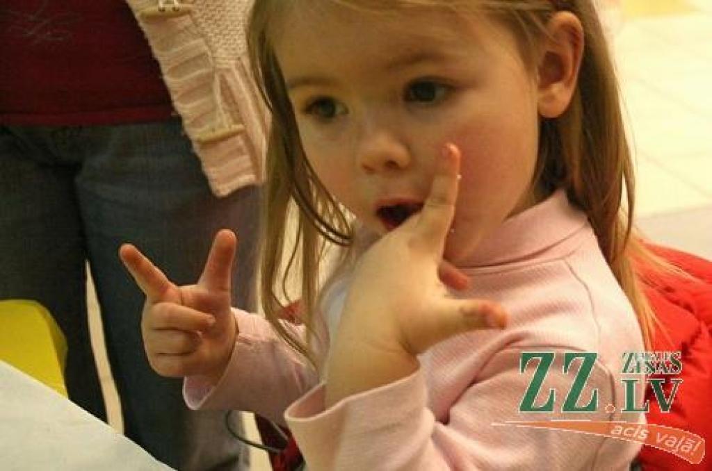 Gatavojoties Ziemassvētkiem, sestdien bērni «VIVO centra» radošajā darbnīcā savām rokām izrotāja piparkūkas, kuras viņi gatavoja saviem skolotājiem un tuviniekiem.