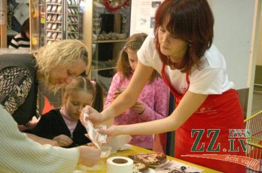 Gatavojoties Ziemassvētkiem, sestdien bērni «VIVO centra» radošajā darbnīcā savām rokām izrotāja piparkūkas, kuras viņi gatavoja saviem skolotājiem un tuviniekiem.
